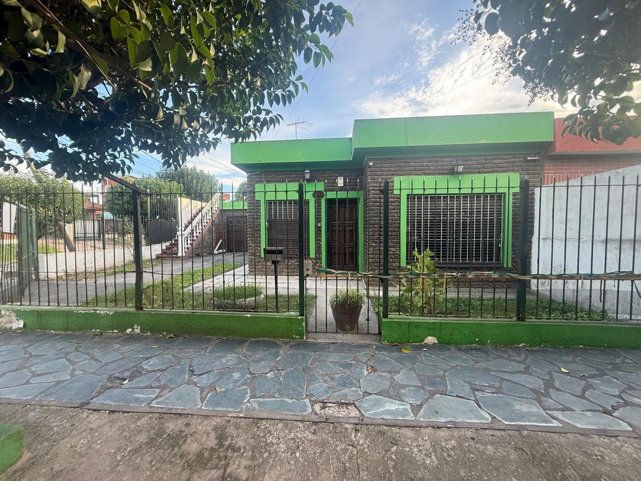 VENTA DE CASA 4 AMBIENTES, EN QUILMES, CON COCHERA, EZPELETA, APTO CREDITO, A RECICLAR !!!
