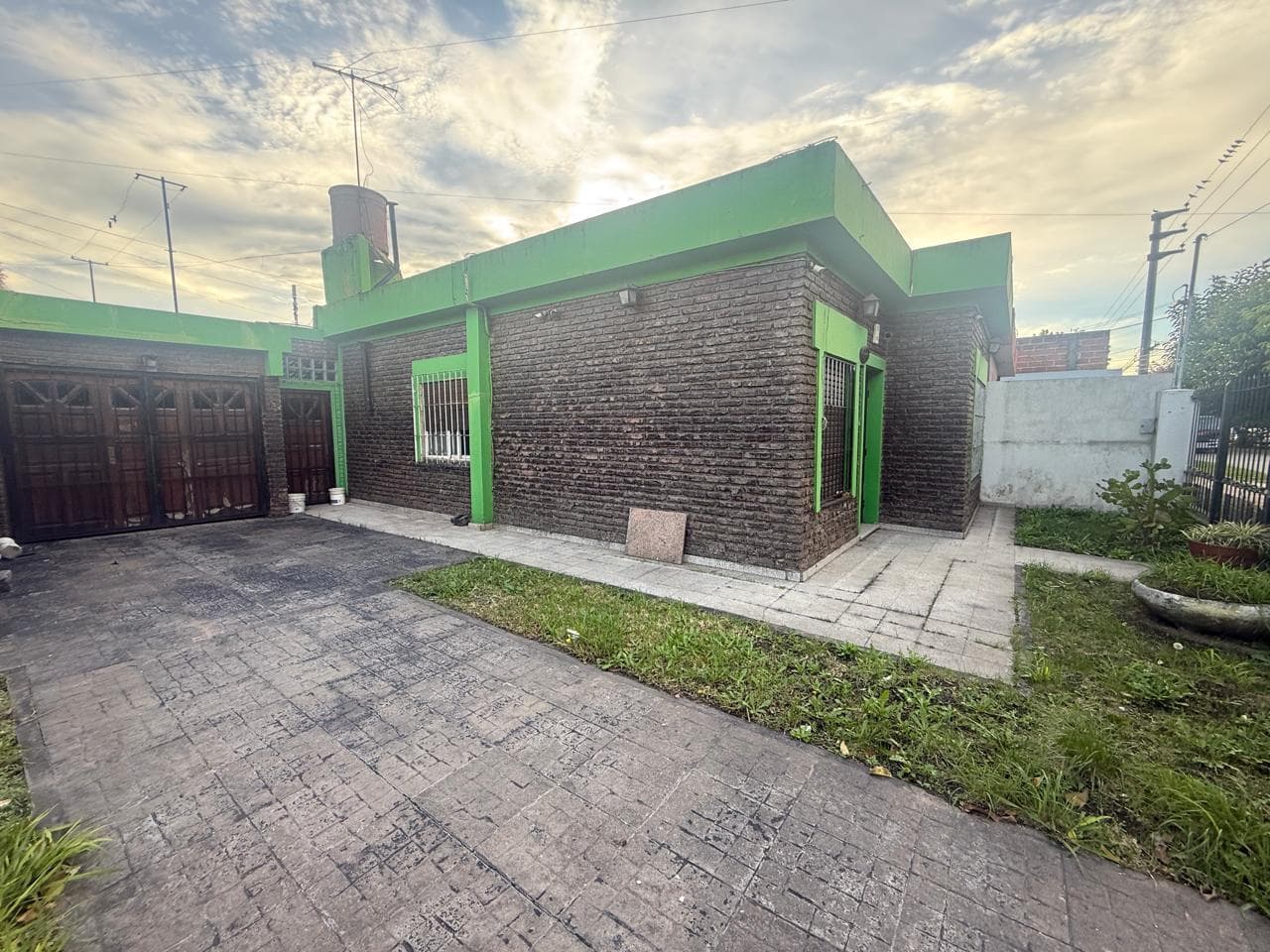 4-ROOM HOUSE FOR SALE IN QUILMES, WITH GARAGE, EZPELETA, ELIGIBLE FOR A LOAN, IN NEED OF RENOVATION!!!