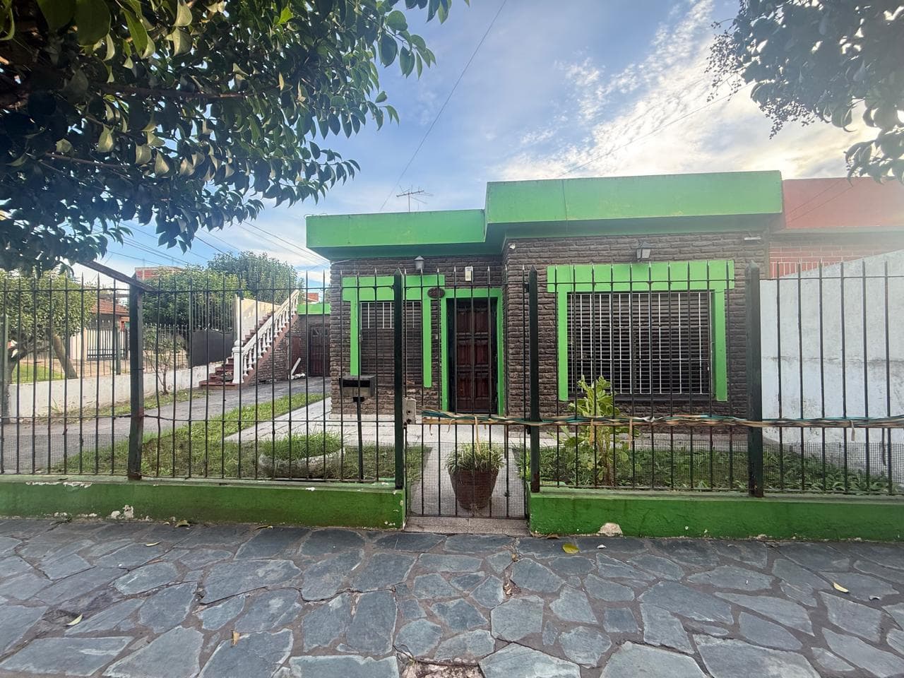 VENTA DE CASA 4 AMBIENTES, EN QUILMES, CON COCHERA, EZPELETA, APTO CREDITO, A RECICLAR !!!