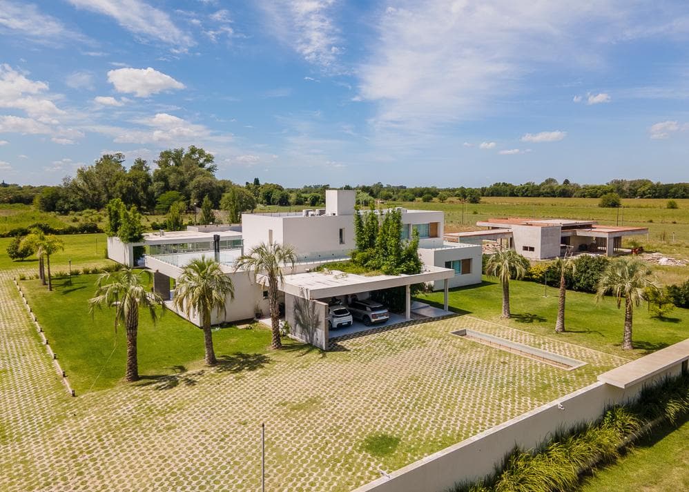 8-room house for sale in Chivilcoy