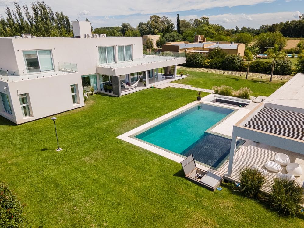 8-room house for sale in Chivilcoy