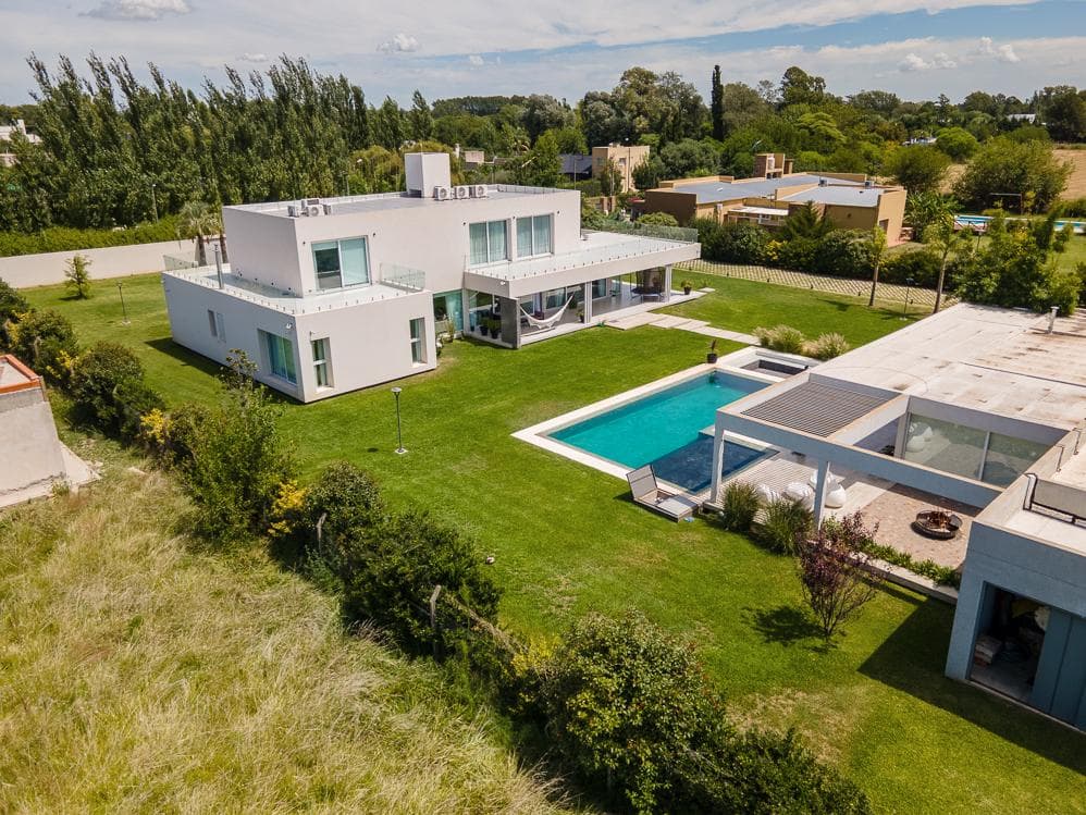 8-room house for sale in Chivilcoy