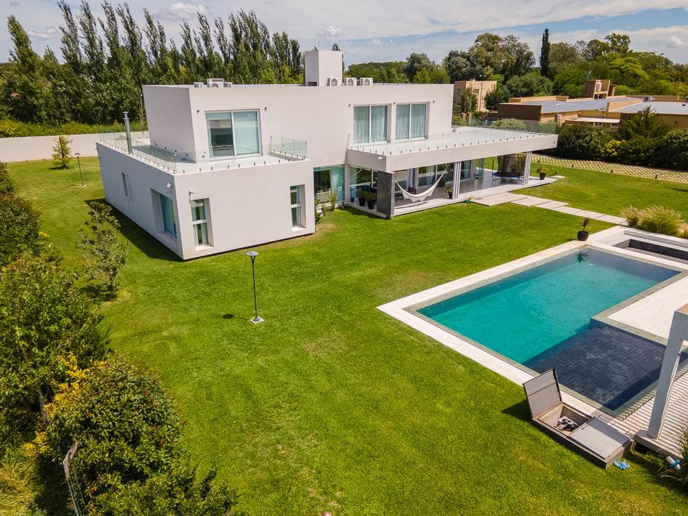 8-room house for sale in Chivilcoy