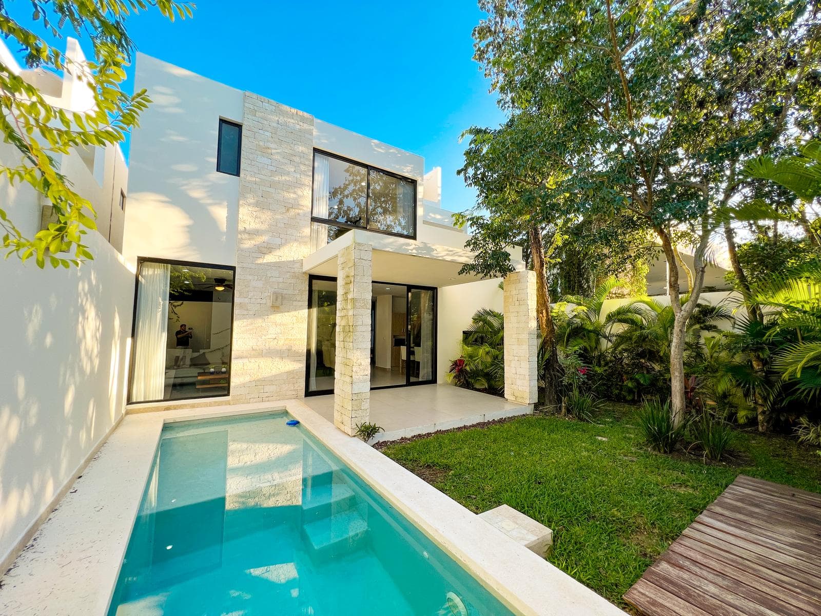 HOUSE FOR SALE: 4 BEDROOMS, PLAYA DEL CARMEN RESIDENTIAL AREA