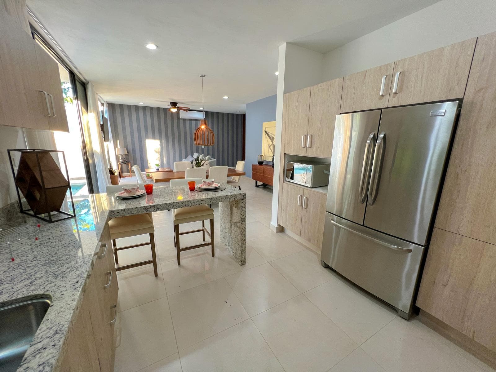 HOUSE FOR SALE: 4 BEDROOMS, PLAYA DEL CARMEN RESIDENTIAL AREA