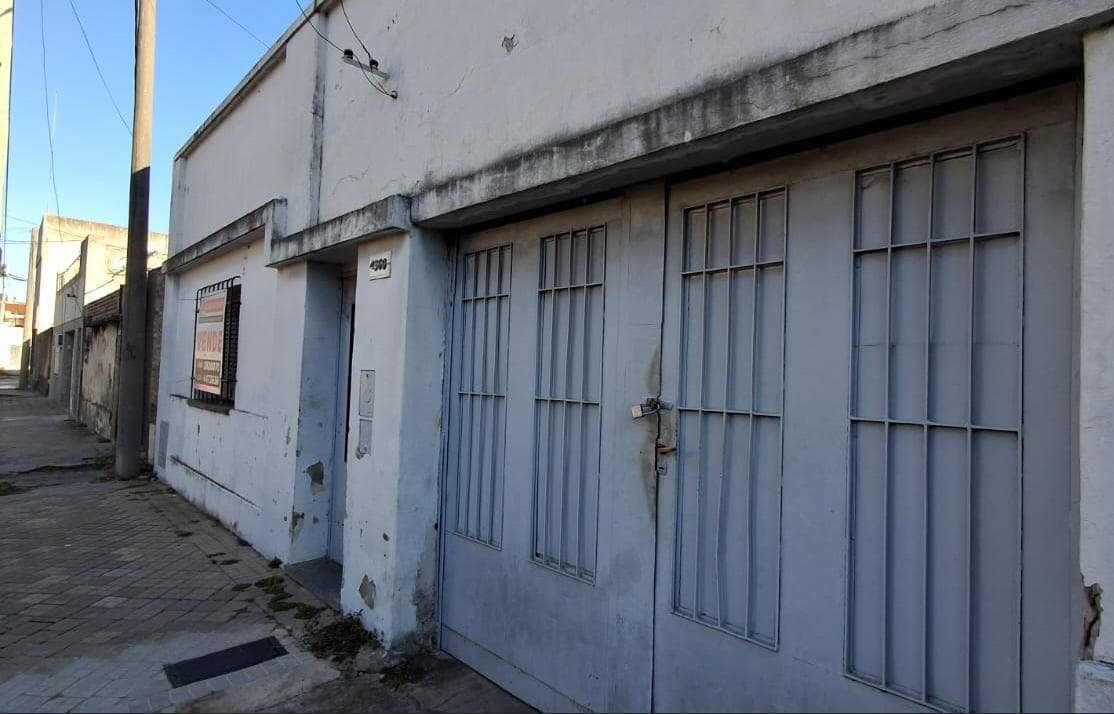 House for sale in need of renovation, 2 bedrooms, Ludueña neighborhood, Rosario