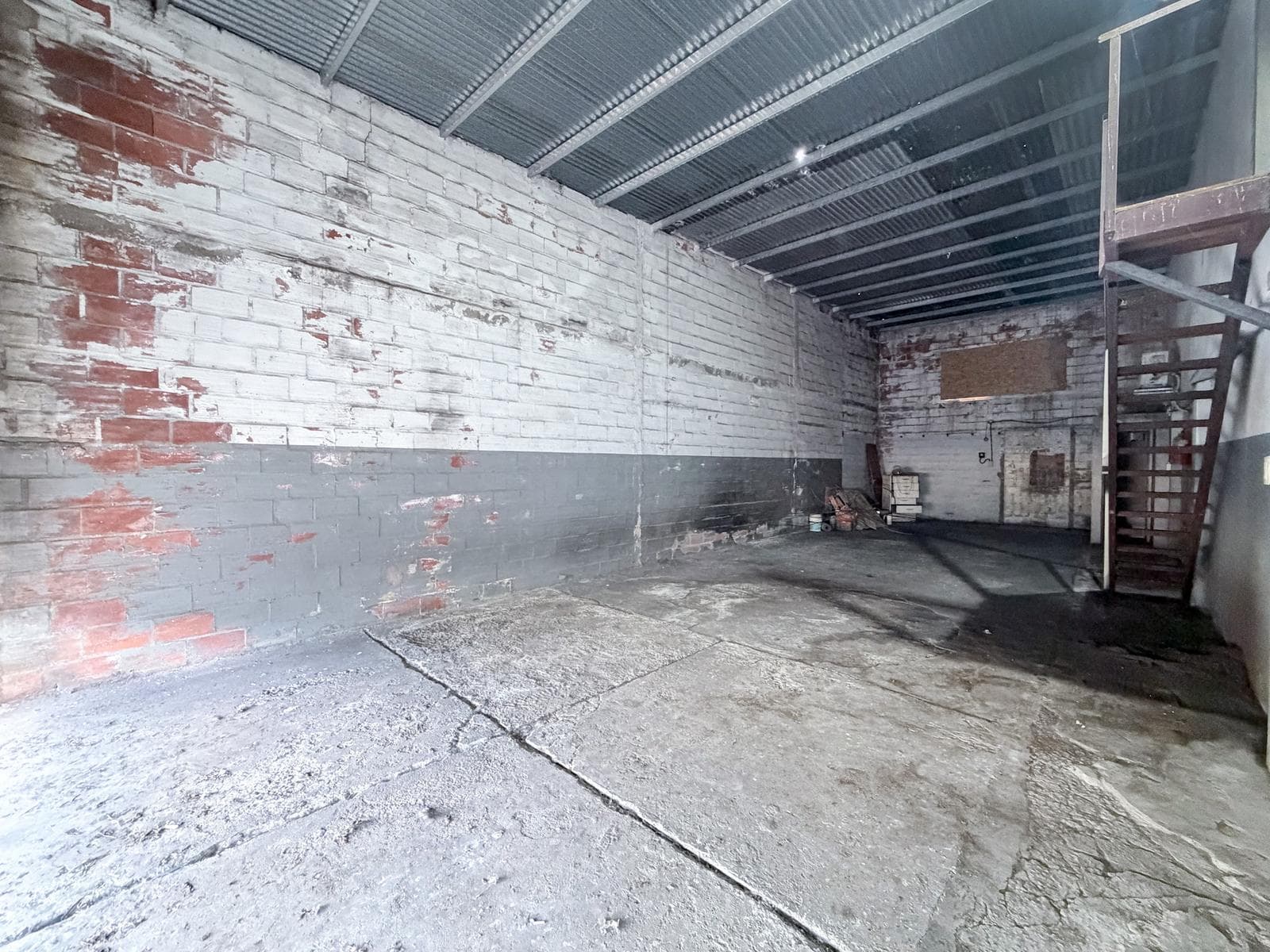 For Sale - Warehouse - 4-room house