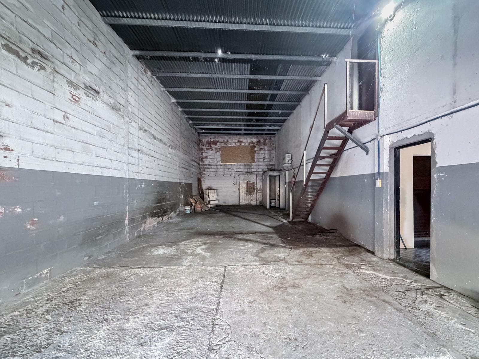 For Sale - Warehouse - 4-room house