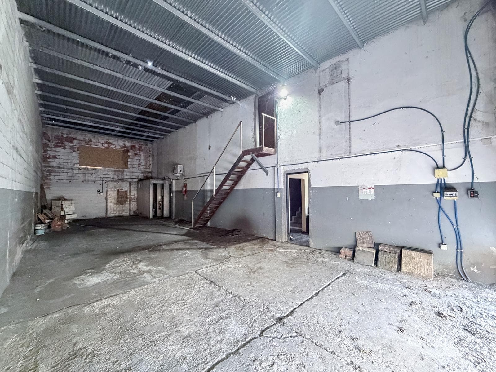 For Sale - Warehouse - 4-room house