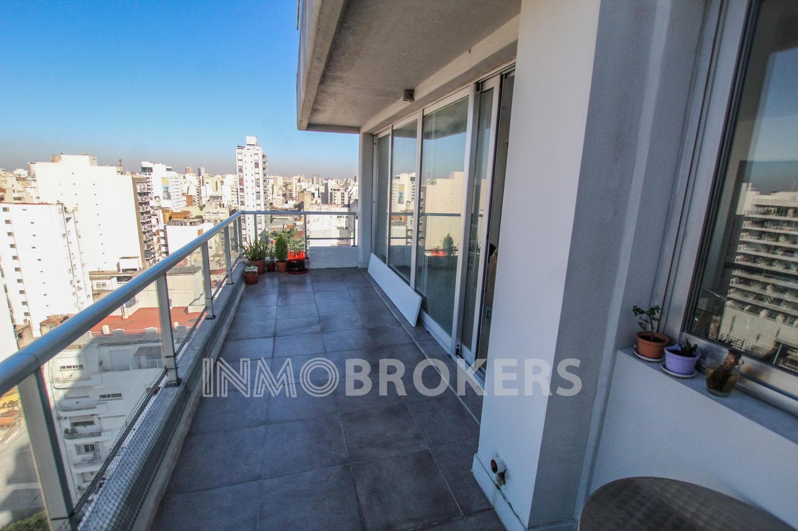 Studio Apartment for Sale in Monserrat with a garage, balcony, amenities, and plenty of natural light!