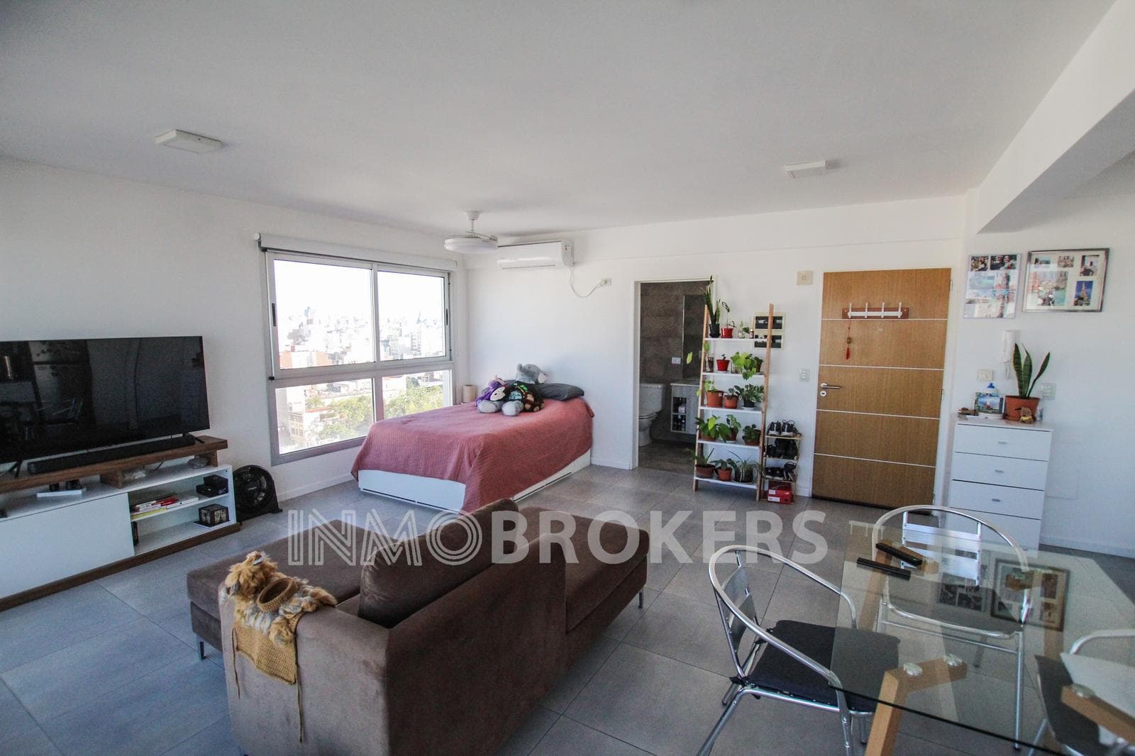 Studio Apartment for Sale in Monserrat with a garage, balcony, amenities, and plenty of natural light!