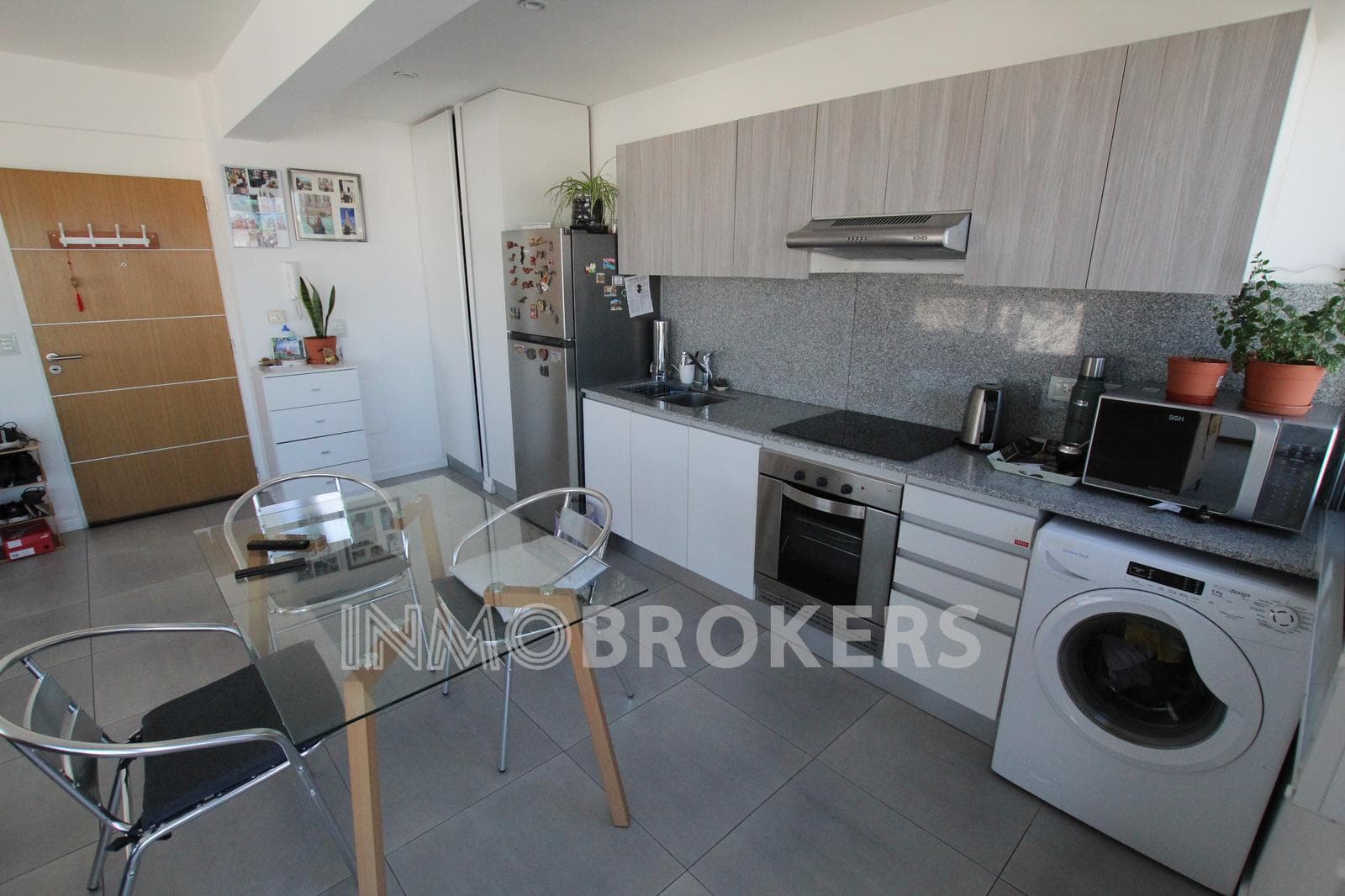 Studio Apartment for Sale in Monserrat with a garage, balcony, amenities, and plenty of natural light!