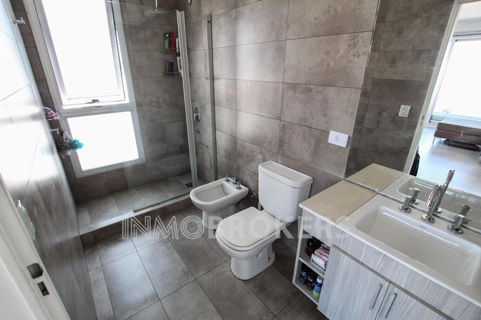 Studio Apartment for Sale in Monserrat with a garage, balcony, amenities, and plenty of natural light!