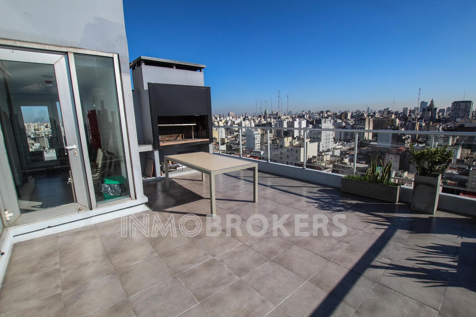 Studio Apartment for Sale in Monserrat with a garage, balcony, amenities, and plenty of natural light!