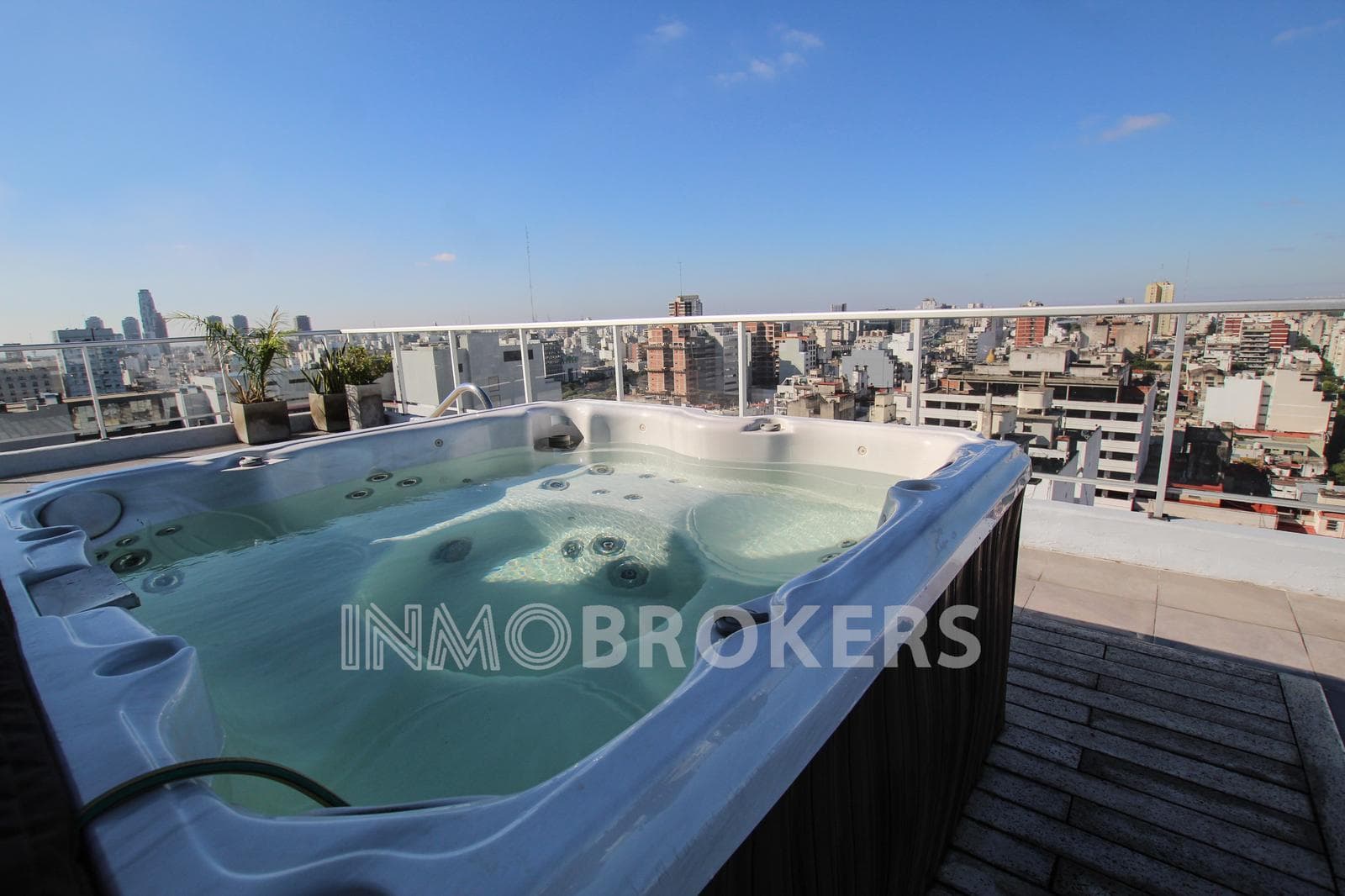 Studio Apartment for Sale in Monserrat with a garage, balcony, amenities, and plenty of natural light!