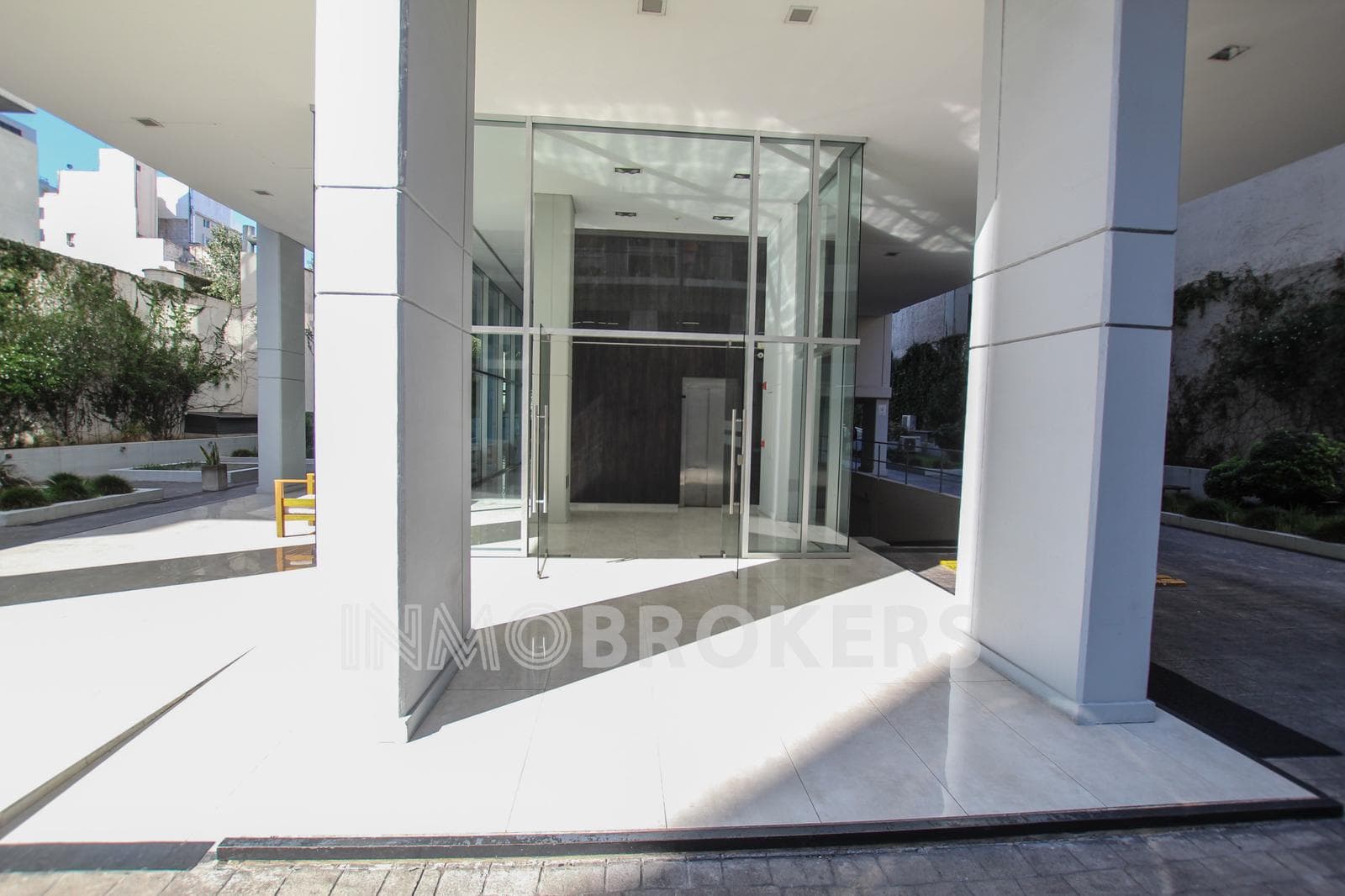 Studio Apartment for Sale in Monserrat with a garage, balcony, amenities, and plenty of natural light!