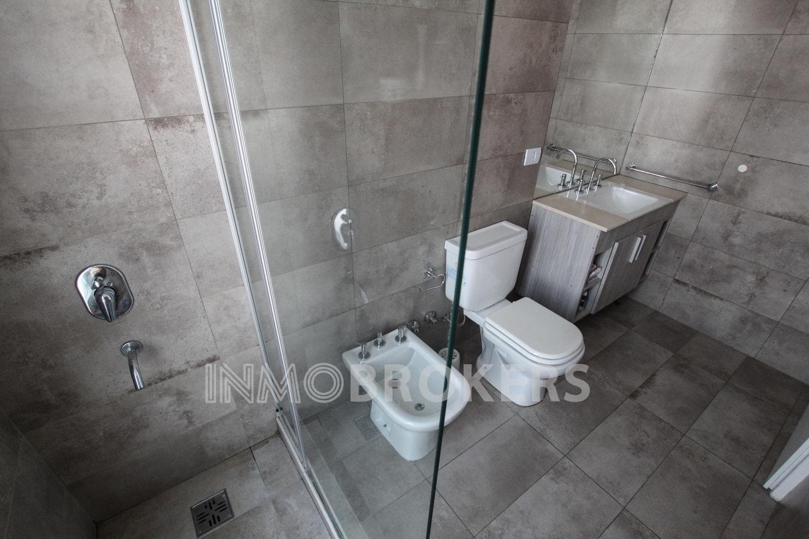 Studio Apartment for Sale in Monserrat with a garage, balcony, amenities, and plenty of natural light!