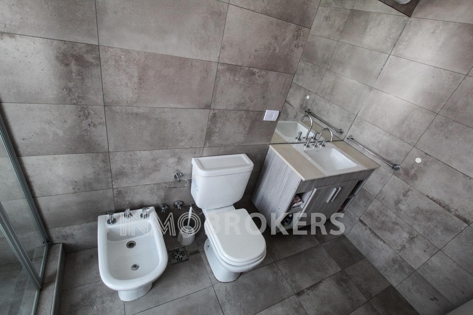 Studio Apartment for Sale in Monserrat with a garage, balcony, amenities, and plenty of natural light!