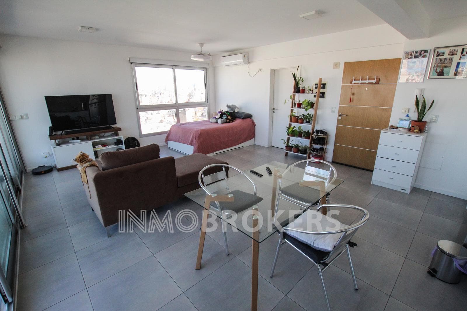 Studio Apartment for Sale in Monserrat with a garage, balcony, amenities, and plenty of natural light!