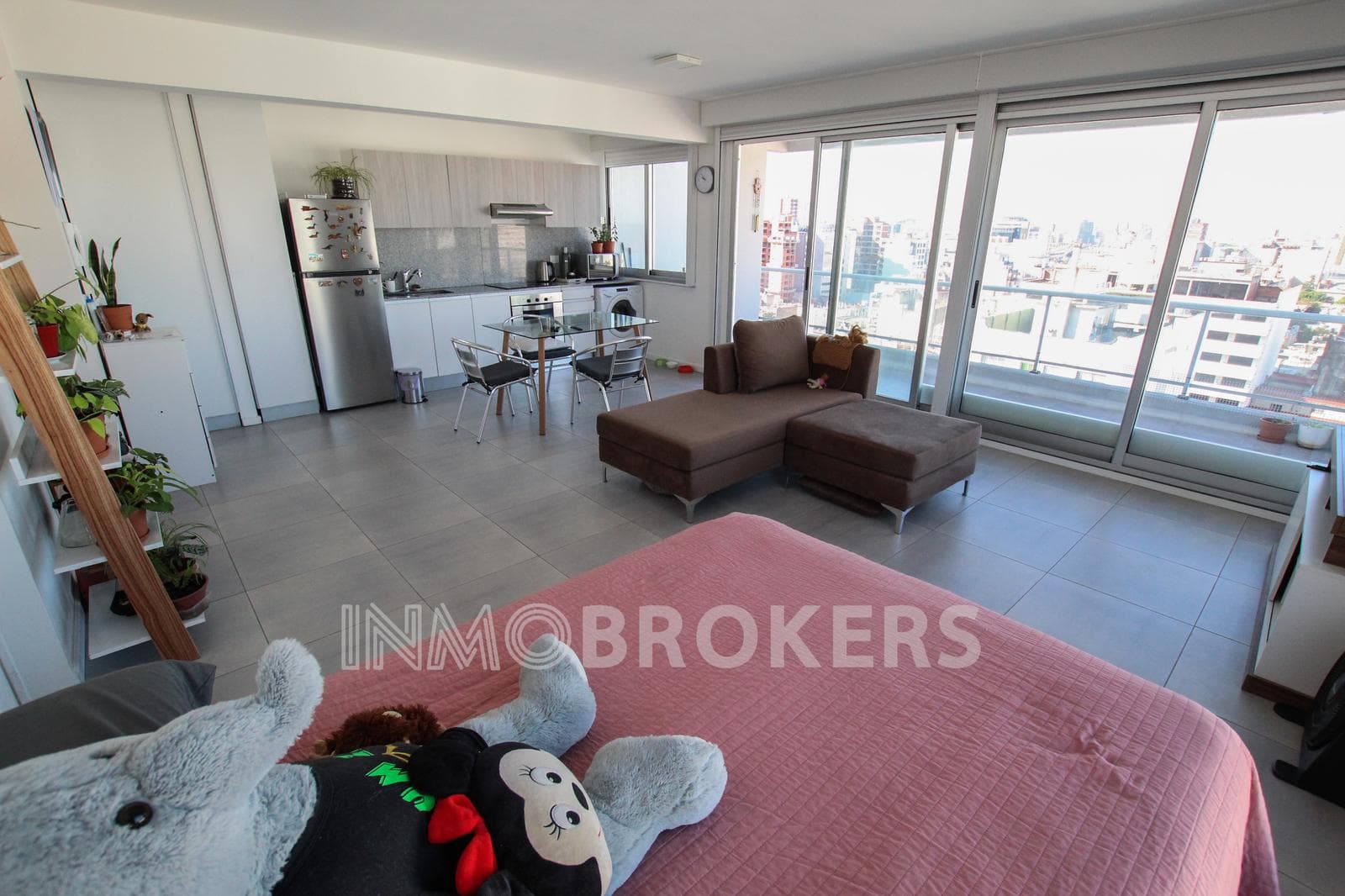 Studio Apartment for Sale in Monserrat with a garage, balcony, amenities, and plenty of natural light!