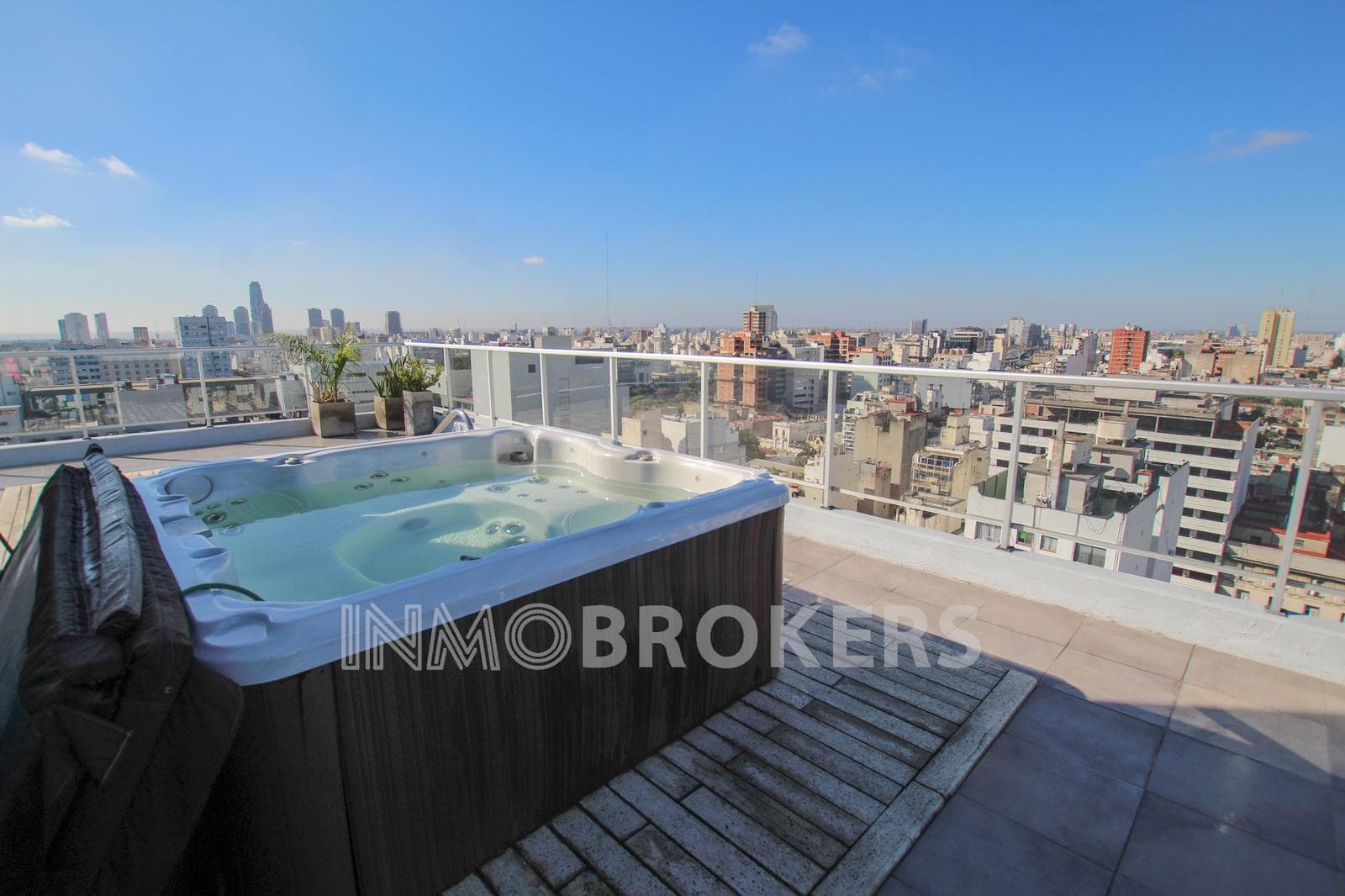 Studio Apartment for Sale in Monserrat with a garage, balcony, amenities, and plenty of natural light!