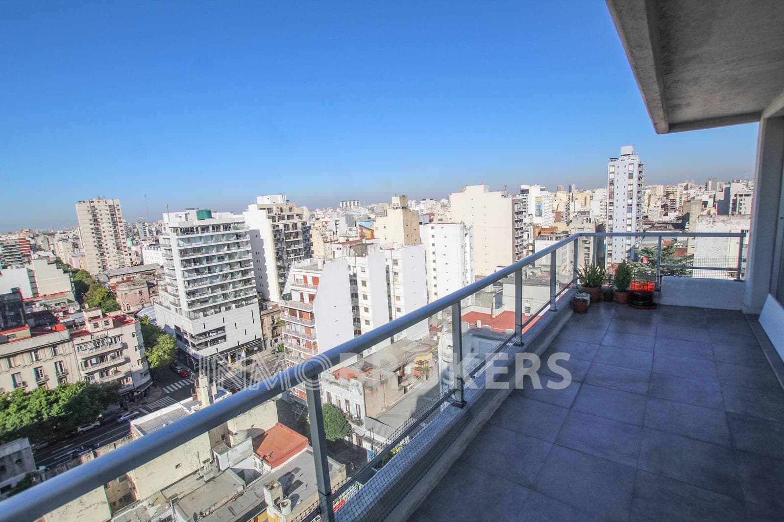 Studio Apartment for Sale in Monserrat with a garage, balcony, amenities, and plenty of natural light!