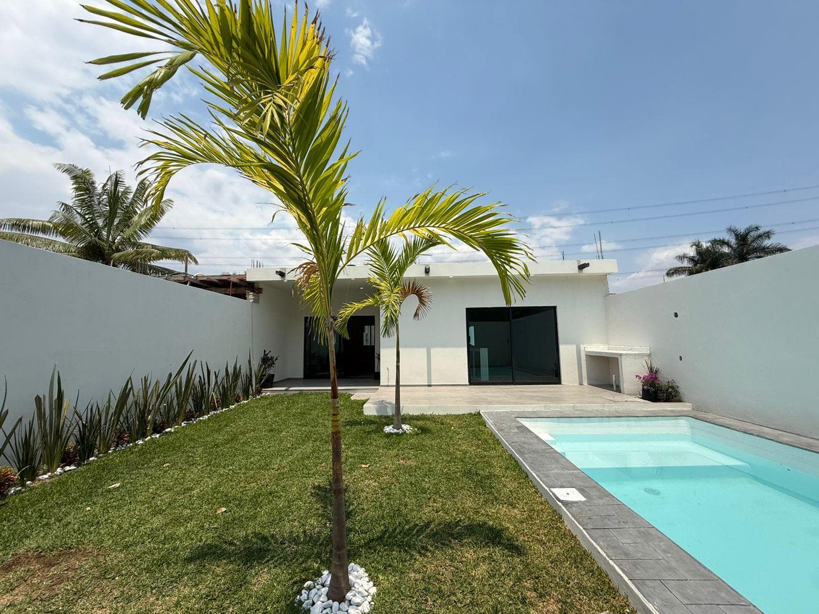 House for sale in Yautepec, Morelos, in a gated community with a pool
