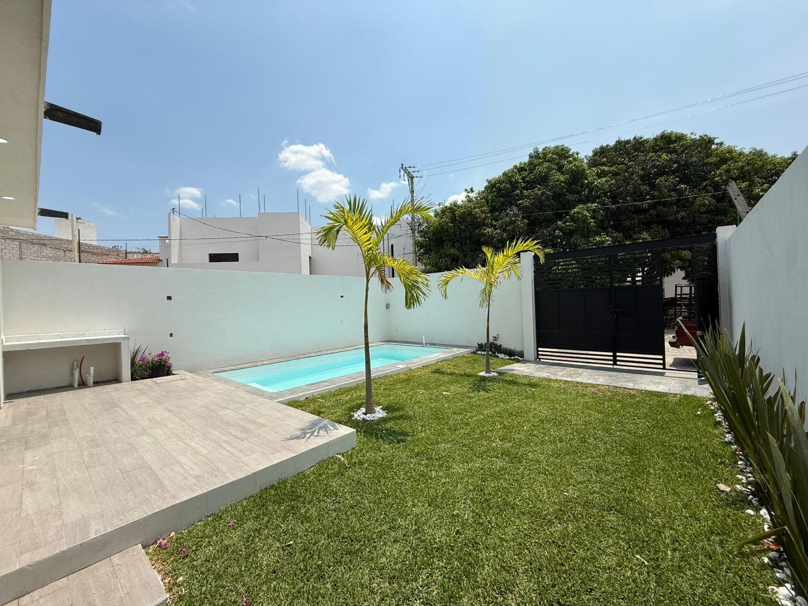 House for sale in Yautepec, Morelos, in a gated community with a pool