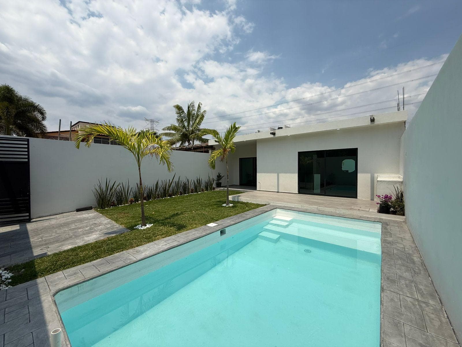 House for sale in Yautepec, Morelos, in a gated community with a pool
