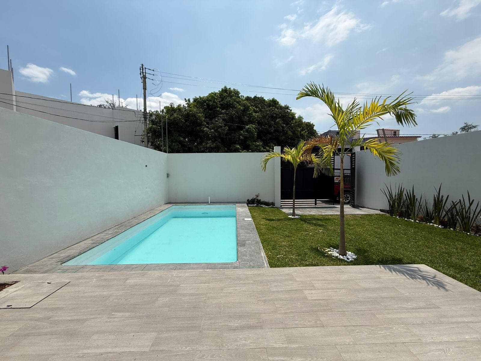 House for sale in Yautepec, Morelos, in a gated community with a pool
