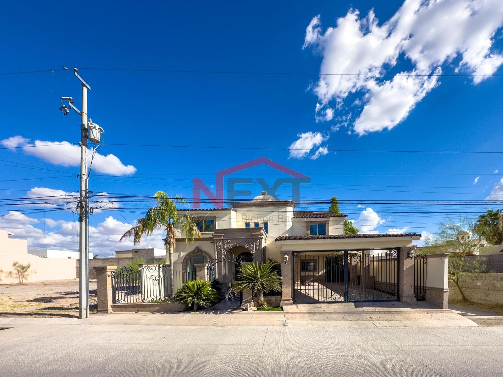 HOUSE FOR SALE IN LORETO RESIDENCIAL