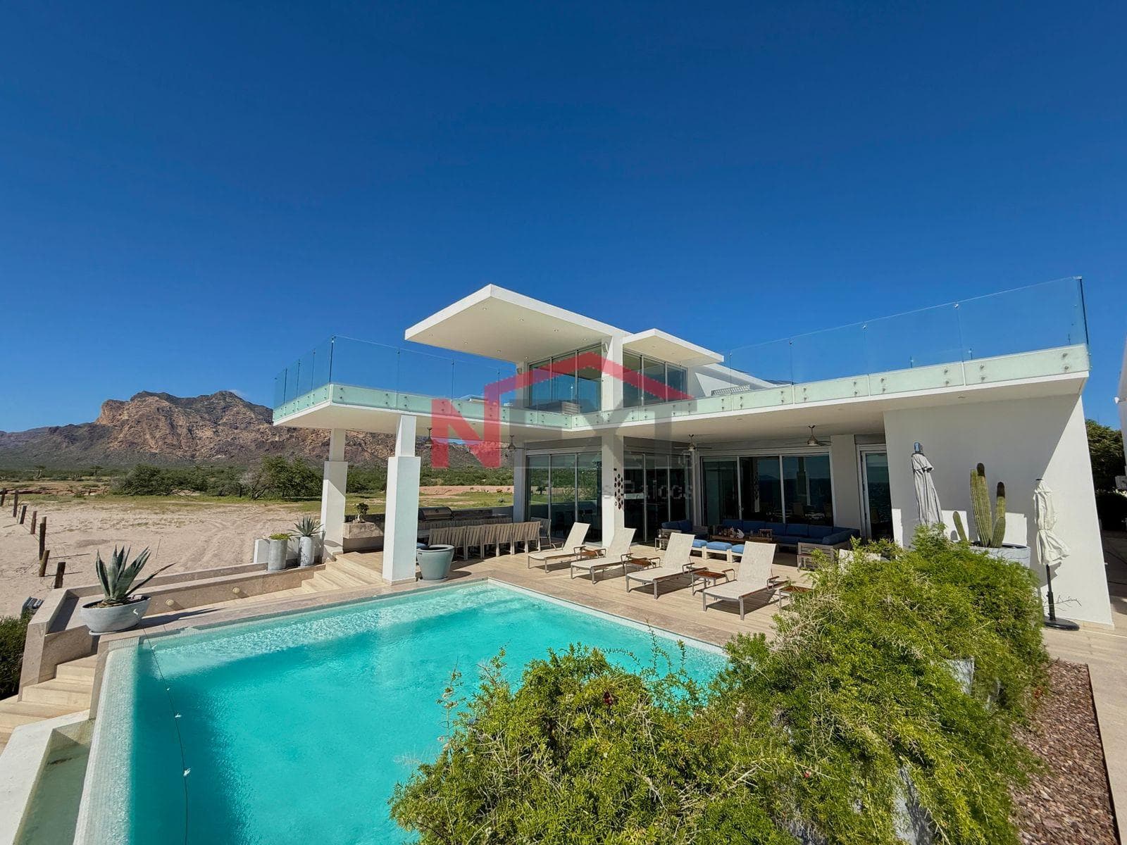 BEACHFRONT HOUSE FOR SALE IN THE PUESTA DEL SOL RESIDENTIAL COMPLEX, SAN CARLOS, SONORA.