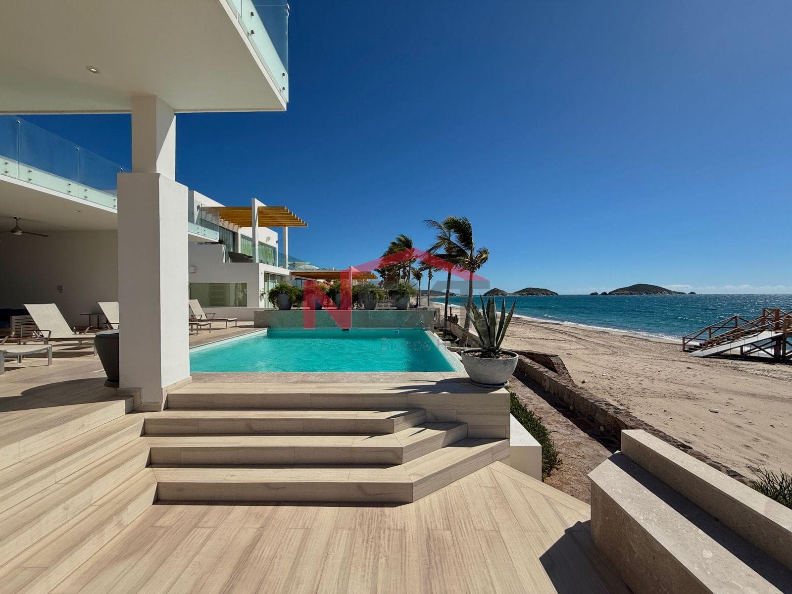 BEACHFRONT HOUSE FOR SALE IN THE PUESTA DEL SOL RESIDENTIAL COMPLEX, SAN CARLOS, SONORA.