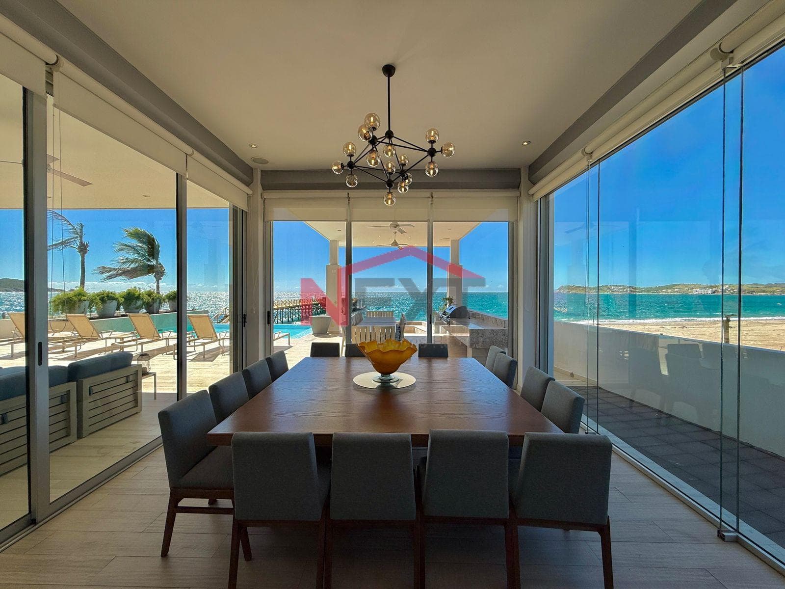 BEACHFRONT HOUSE FOR SALE IN THE PUESTA DEL SOL RESIDENTIAL COMPLEX, SAN CARLOS, SONORA.
