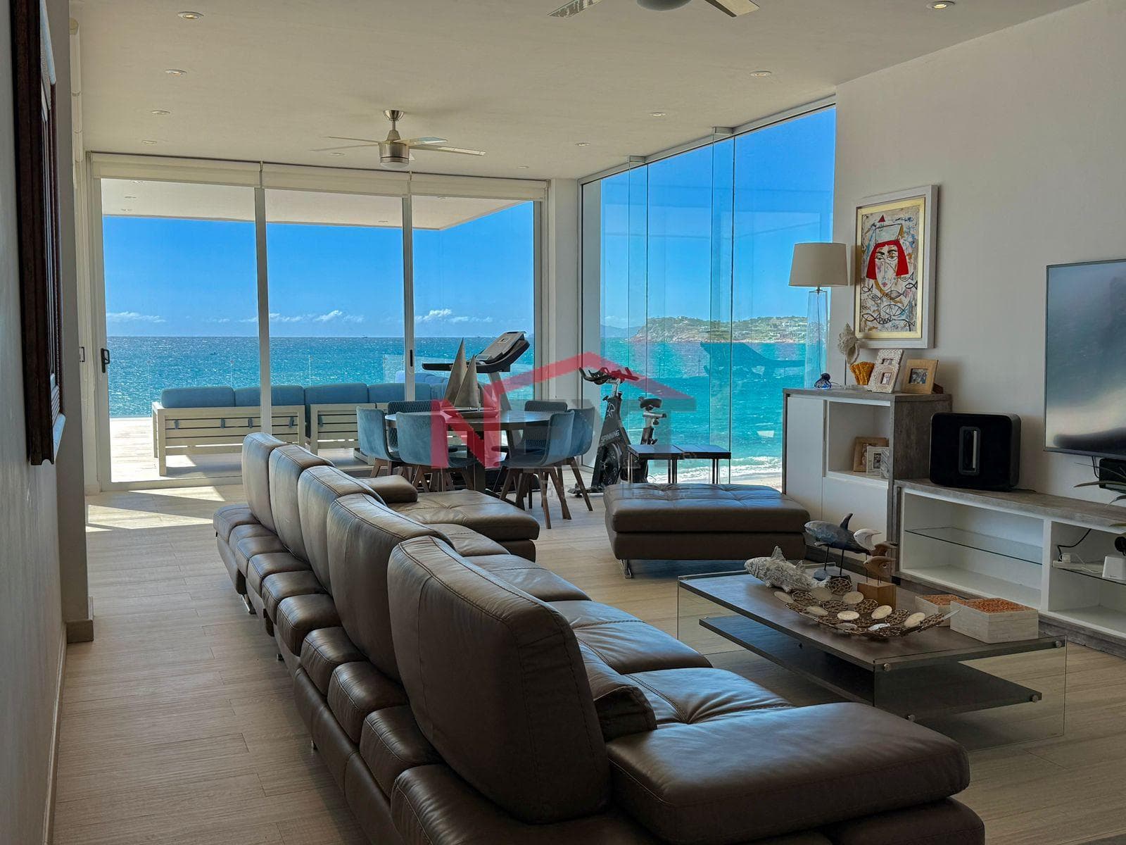 BEACHFRONT HOUSE FOR SALE IN THE PUESTA DEL SOL RESIDENTIAL COMPLEX, SAN CARLOS, SONORA.