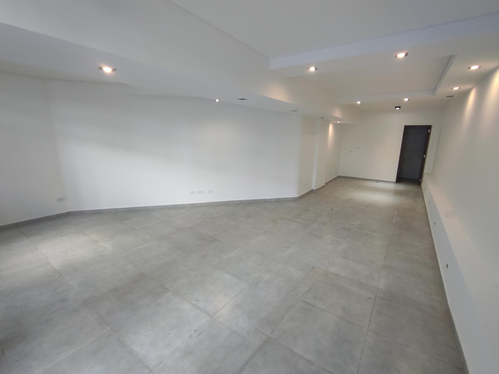 Venta Local Comercial Vidriado A Estrenar. Centro Rio