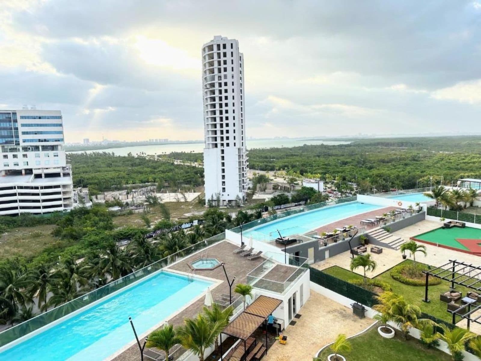 3-BEDROOM APARTMENT FOR RENT ON THE MALECON IN AMERICAS, CANCUN