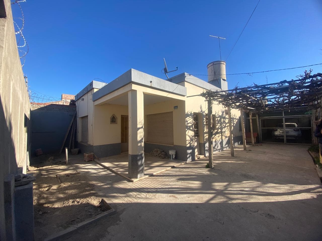 TWO HOUSES FOR SALE | LOT SUITABLE FOR DEVELOPMENT | JUAN BENIGAR 300 | NEUQUÉN