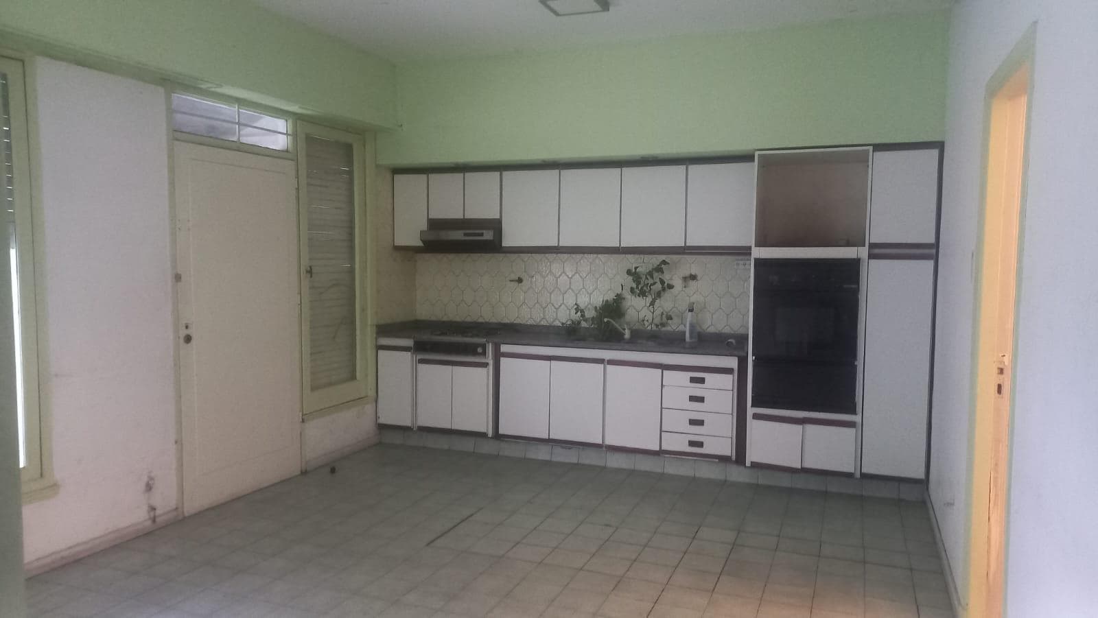 House for sale: 7 rooms, pool, barbecue, garage
