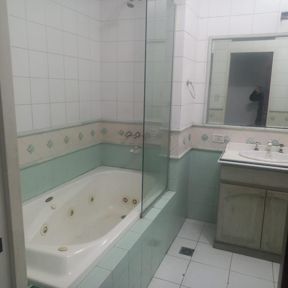 House for sale: 7 rooms, pool, barbecue, garage