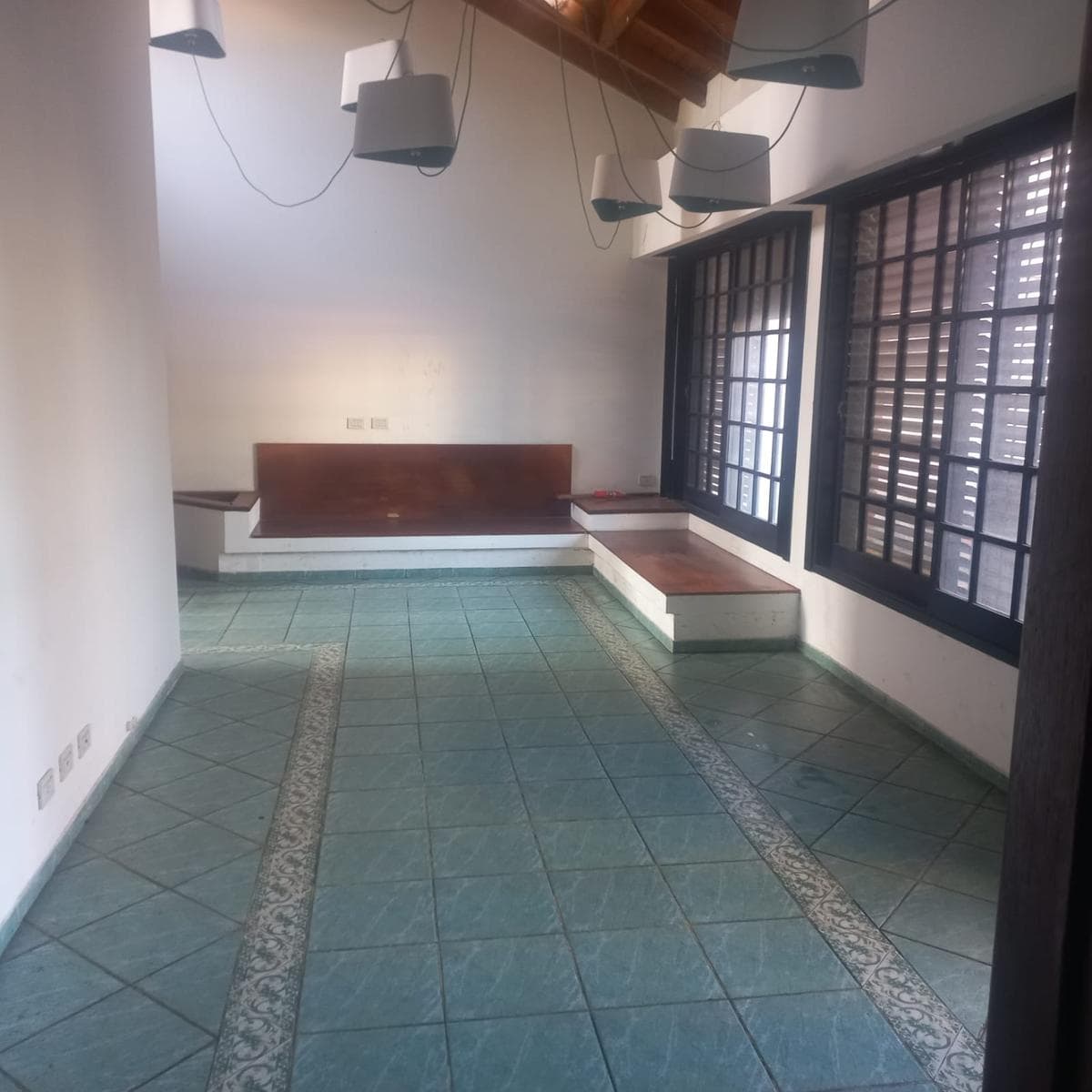 House for sale: 7 rooms, pool, barbecue, garage