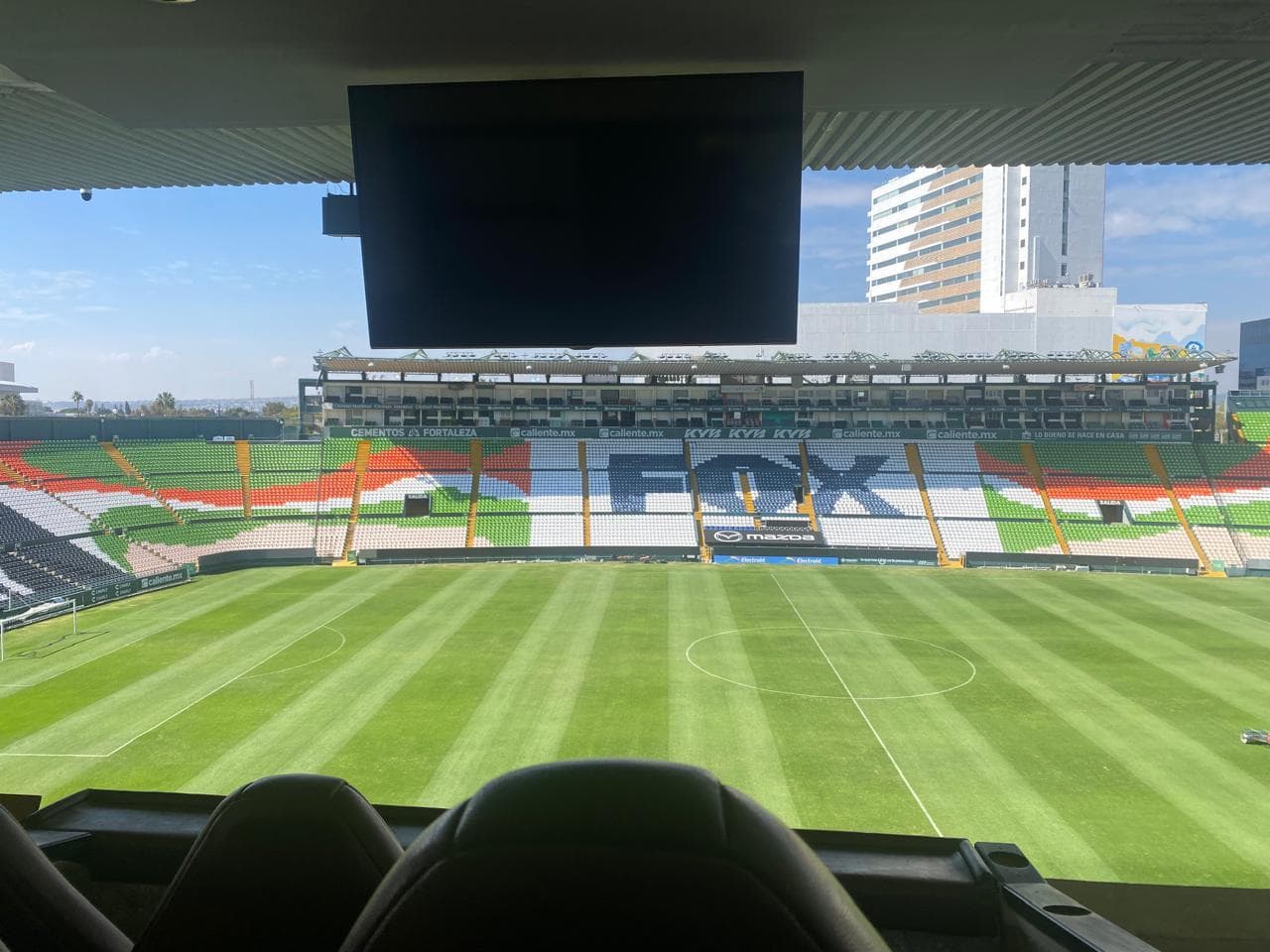 Palco en el Estadio de León al centro de la cancha con 6 Butacas de piel