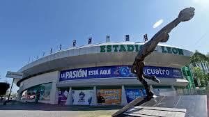 Palco en el Estadio de León al centro de la cancha con 6 Butacas de piel