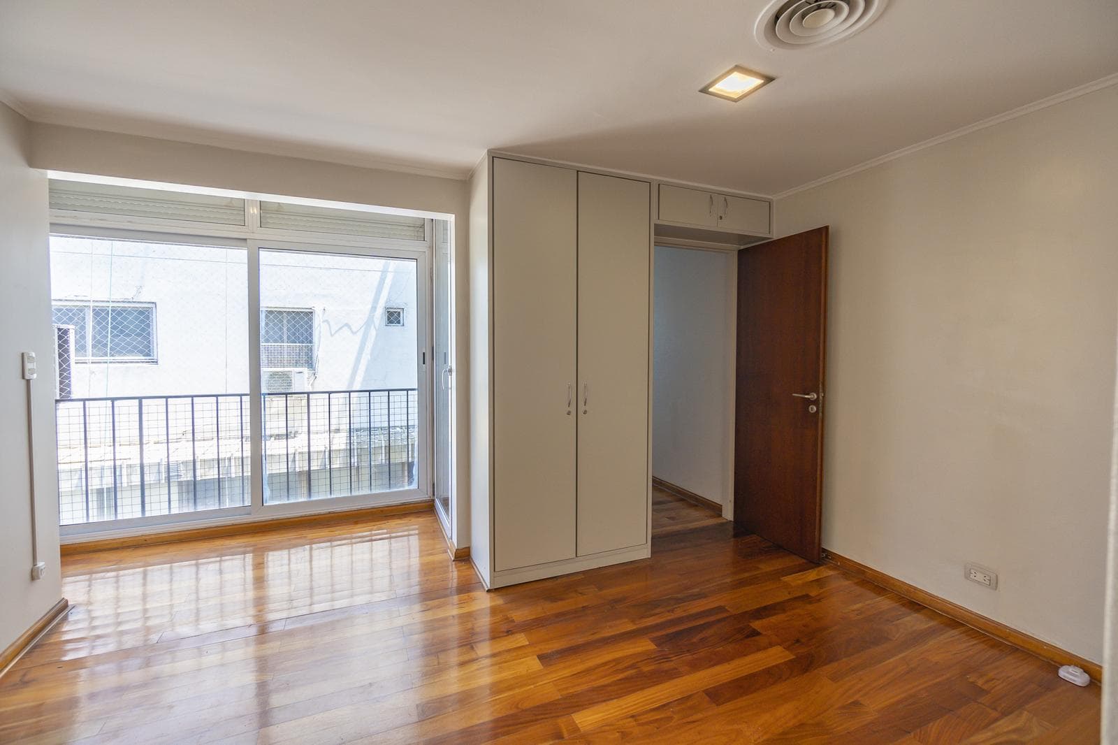 APARTMENT WITH A TERRACE IN RECOLETA
