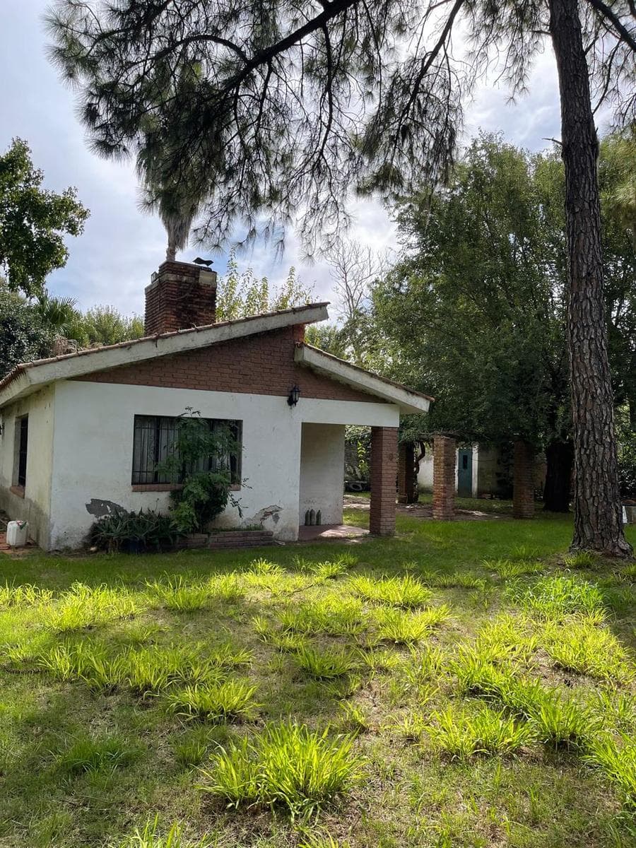 House in need of renovation in a wooded area in Funes. With a wide frontage.