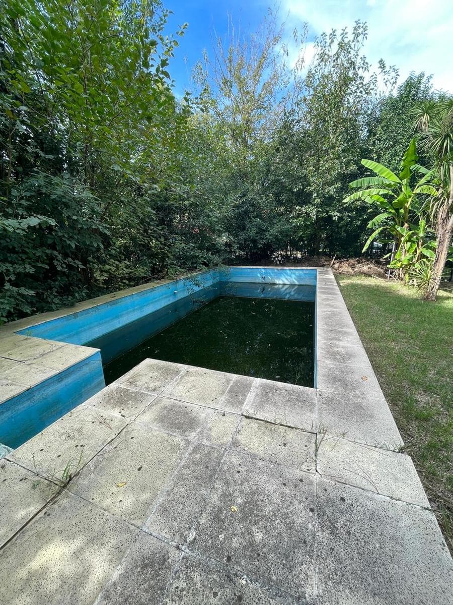 House in need of renovation in a wooded area in Funes. With a wide frontage.