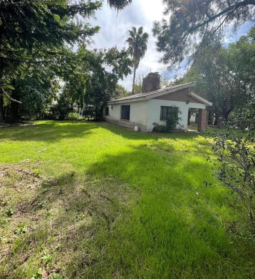 House in need of renovation in a wooded area in Funes. With a wide frontage.