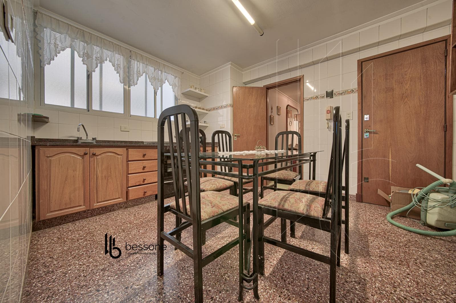 4-Room Apartment with Garage and Maid's Quarters in Plaza Colón