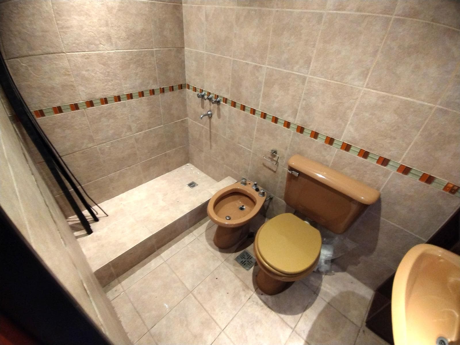 HOUSE FOR SALE: Needs Renovation, Large Lot in Berazategui