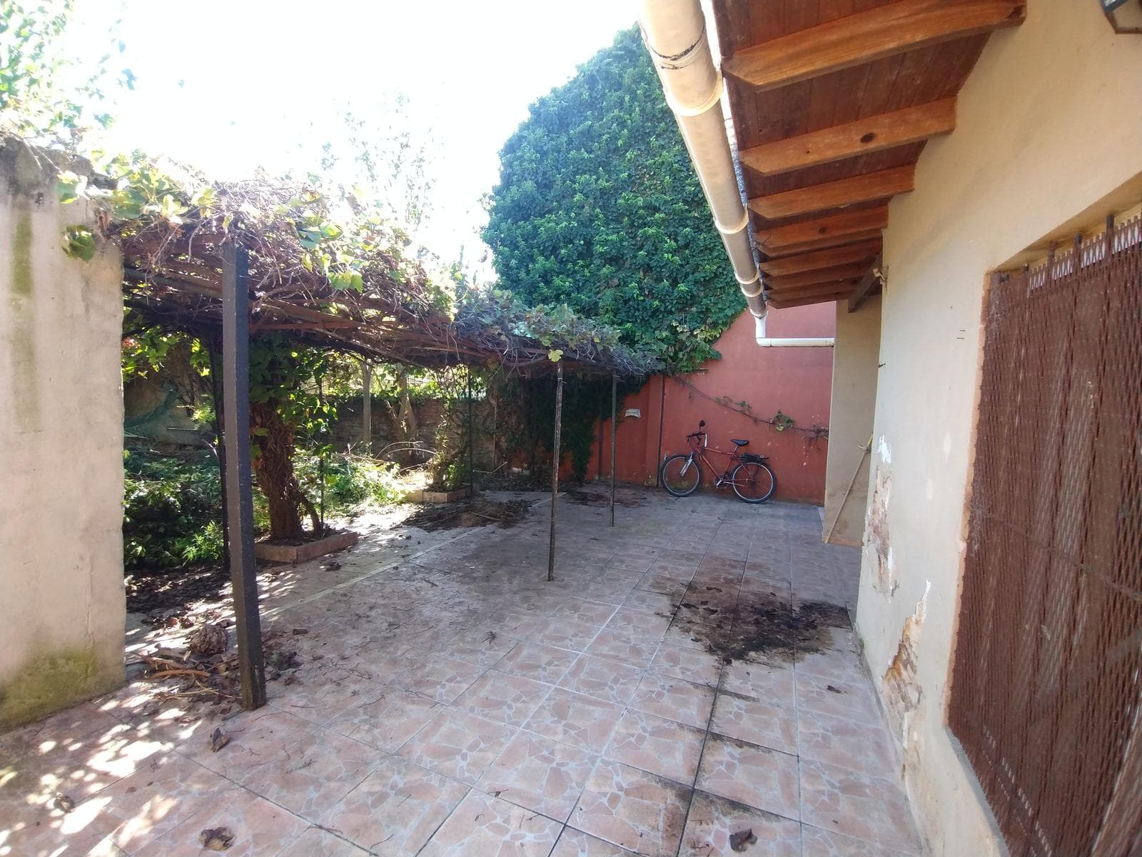 HOUSE FOR SALE: Needs Renovation, Large Lot in Berazategui